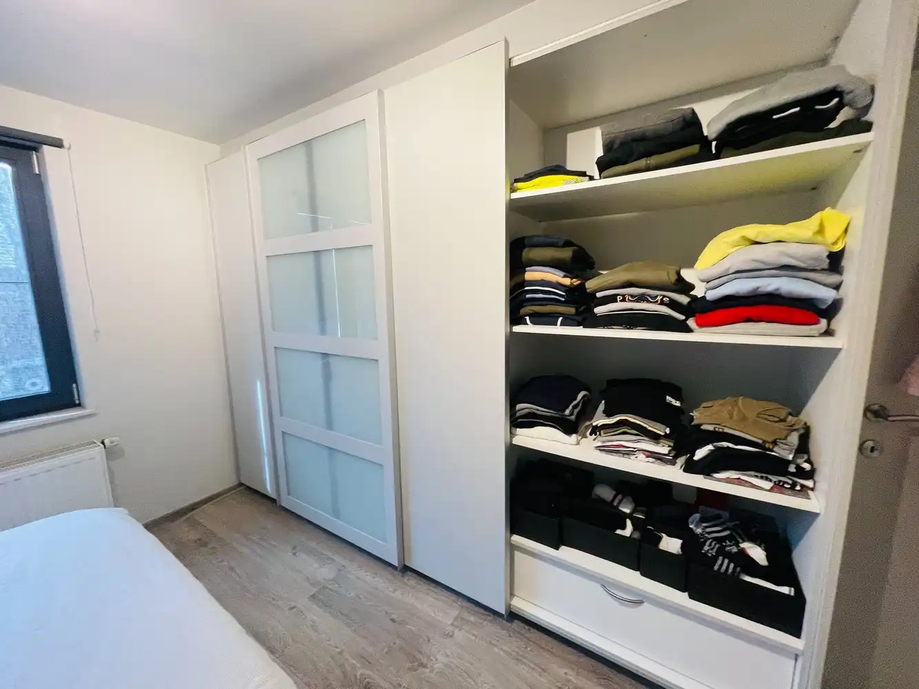 Brugge centrum, aan de Noordzandstraat, vlakbij alle winkels 'tZand  UITZONDERLIJK RUIM WOONHUIS /APPARTEMENT  MET HUISLIFT , 4 slaapkamers + bureau , living van 65m², modern ingerichte grote eet en kookkeuken Zalig wonen!  living van 65m²en zuidgericht terrasZlit terras van 65 m², volledig ingerichte eet-en kookkeuken van 34m²,  grote fietsenberging foto 11