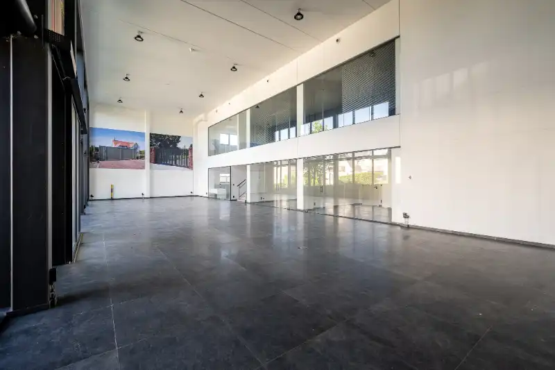 Moderne bedrijfsruimte met kantoren, showroom en loods in Bellegem (bedrijventerrein Emdeka) foto 6