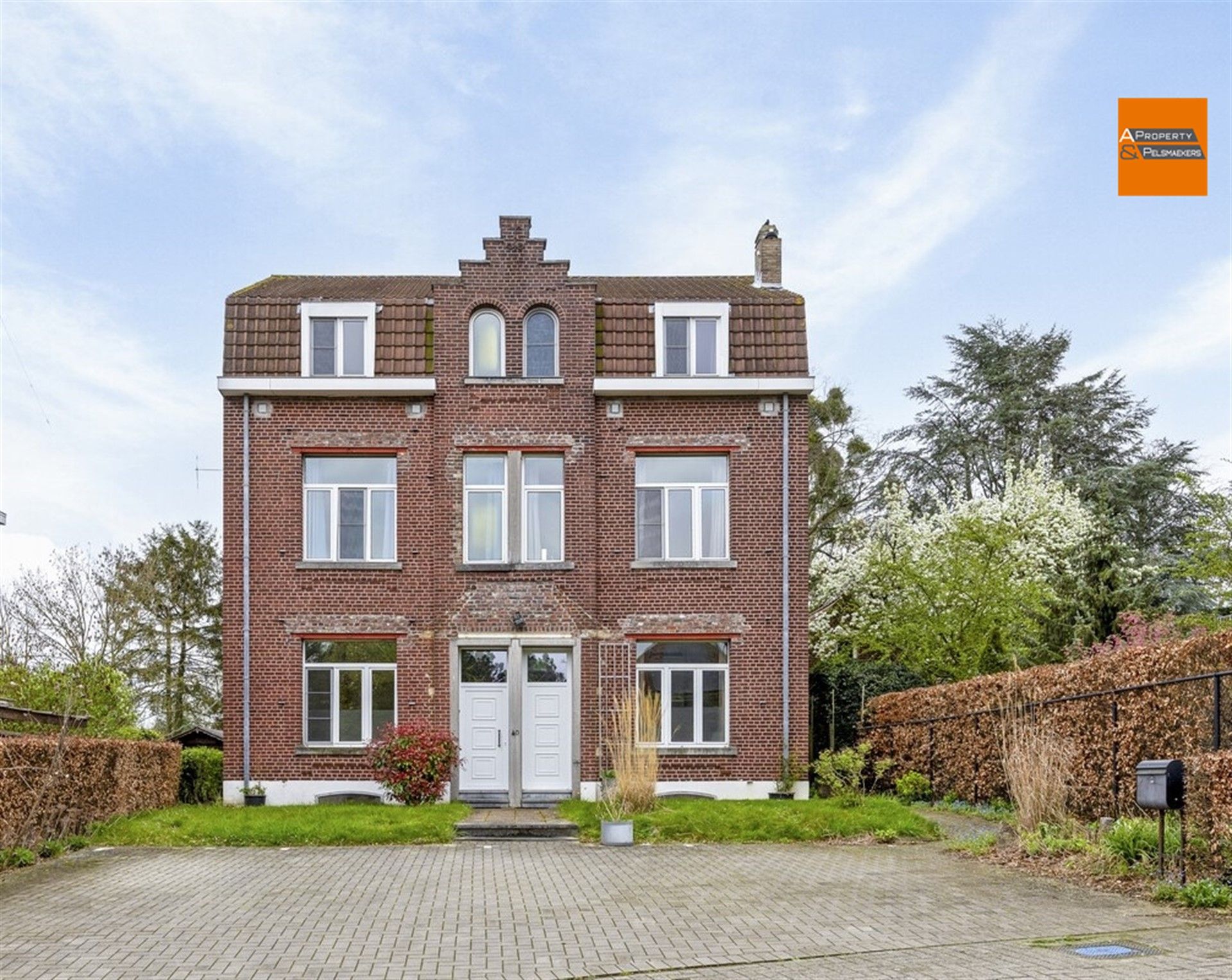 IN OPTIE Ruime karakter woning met 9 slaapkamers en zeer grote tuin foto 1