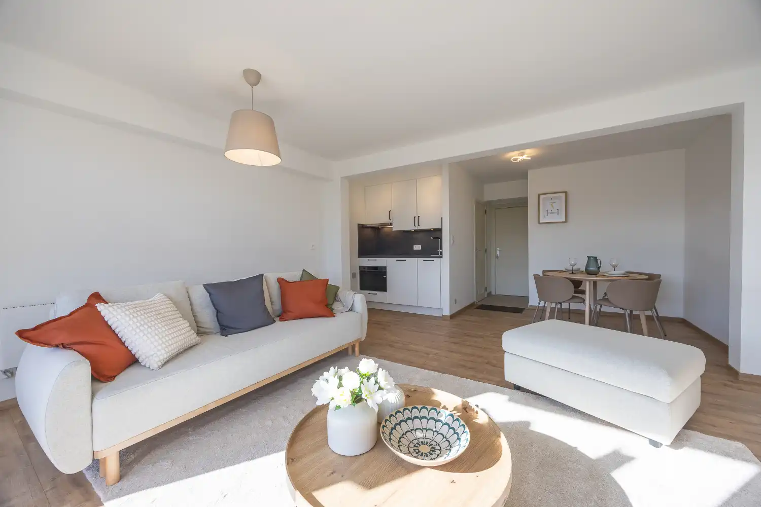 Lichtrijke studio met zuidgericht terras op de zeedijk van Middelkerke te koop foto 3