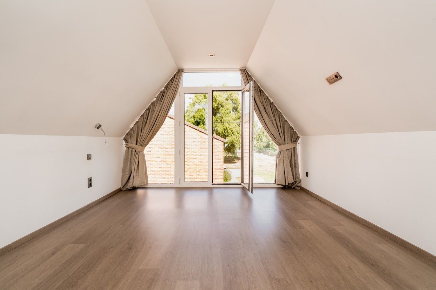 Landelijke woning met ruime opslagplaats op volwassen stuk grond foto 19