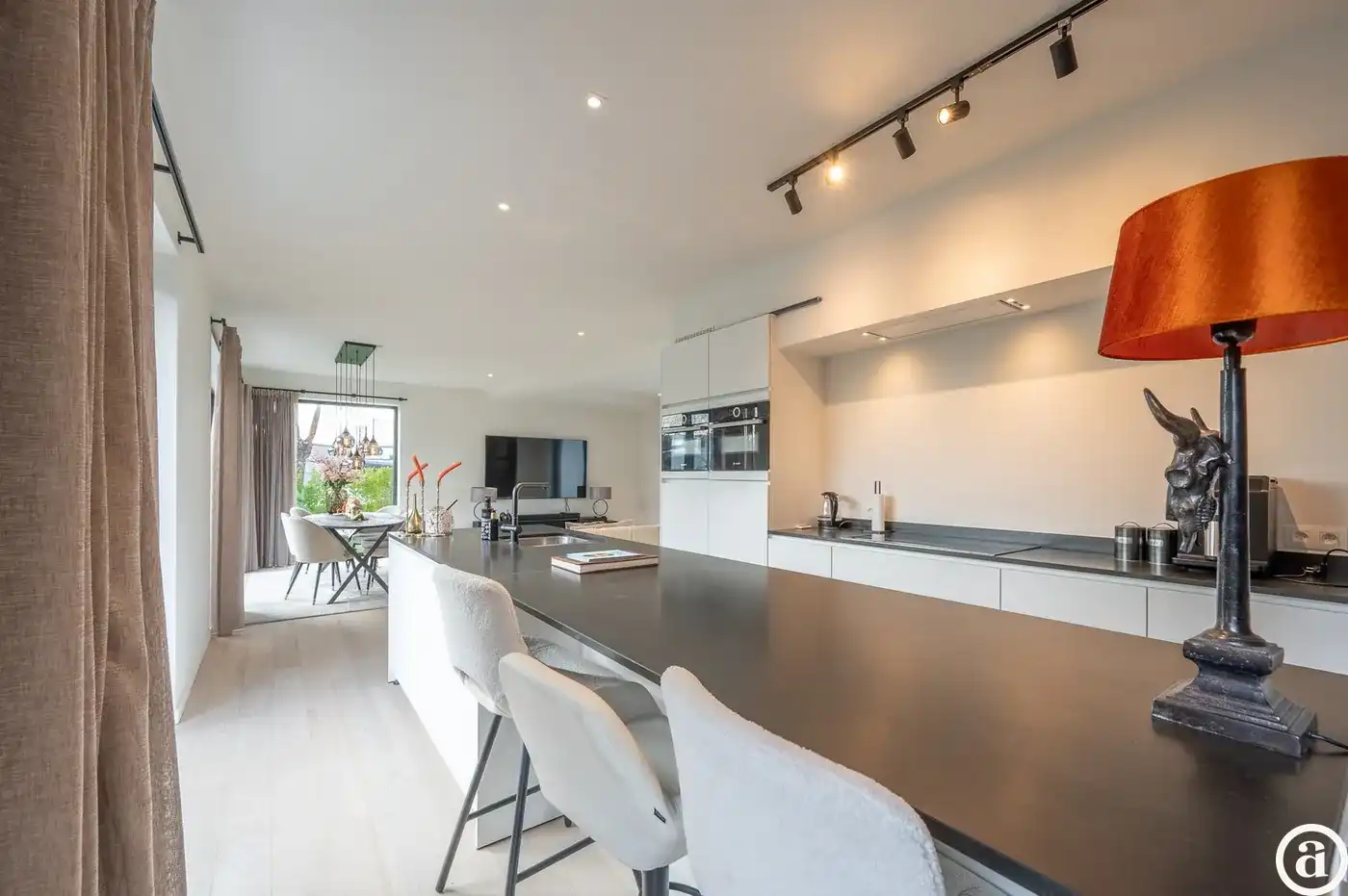 Alleenstaande moderne villa gelegen in een rustige residentiële omgeving te Knokke.  foto 8