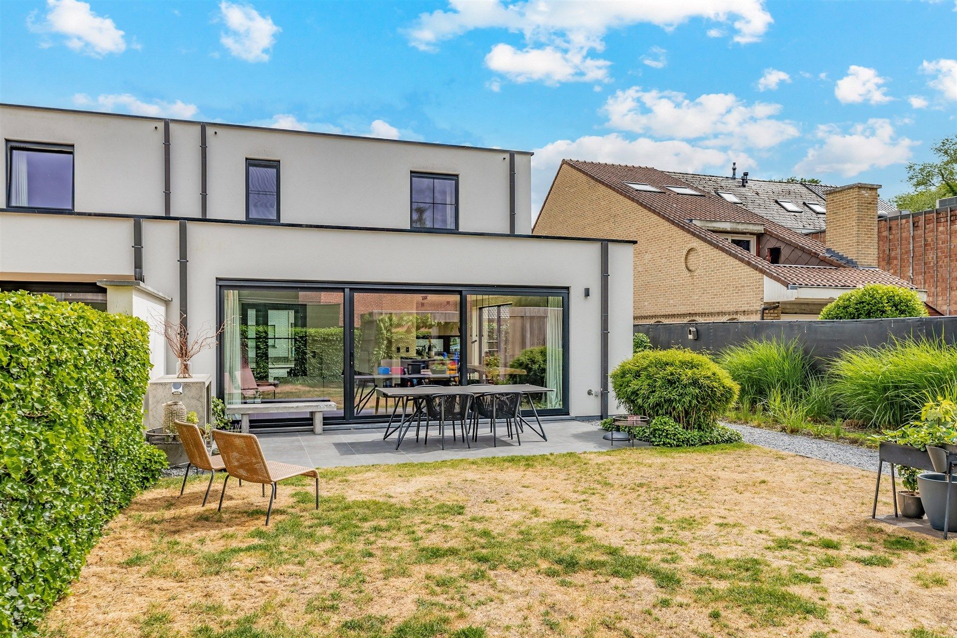Subliem afgewerkte woning met tuin op topligging foto 29