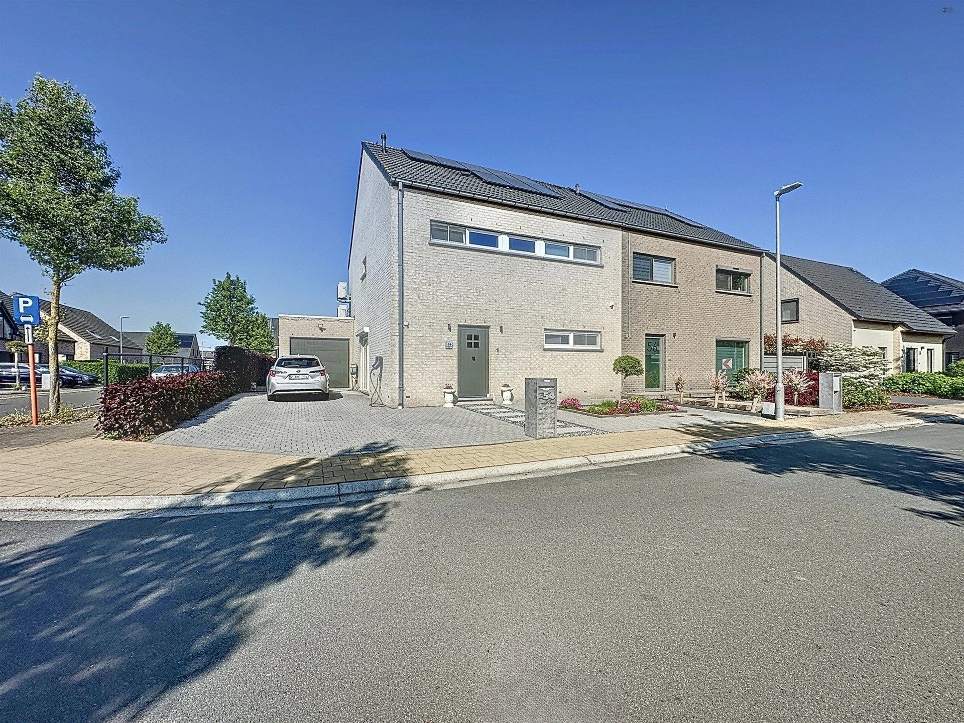 Prachtige half open bebouwing met 4 slaapkamers en garage op perceel van  450 m²  foto {{pictureIndex}}