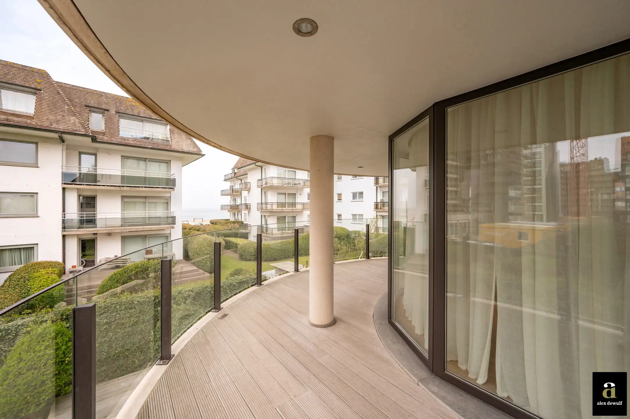 Uitstekend gelegen en stijlvol gerenoveerd appartement met goed zeezicht in villaresidentie [Kustlaan - Knokke Zoute]. foto 3