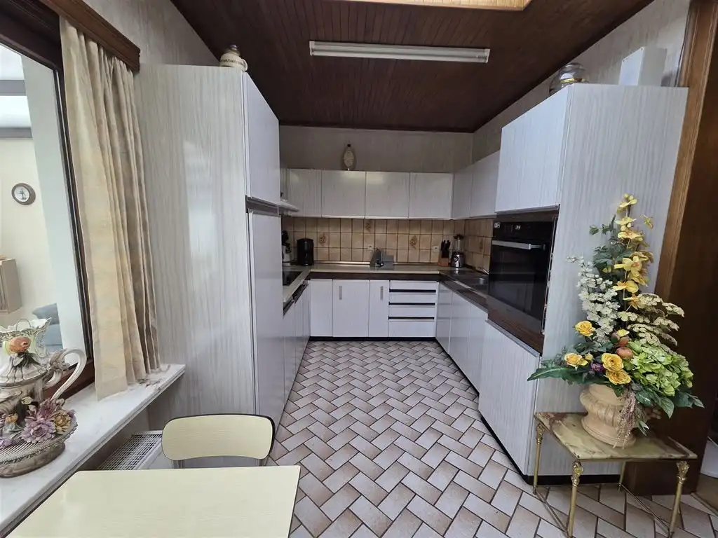 Ruime, op te frissen 3-gevelw met 4 slpks, gar en tuin foto 9