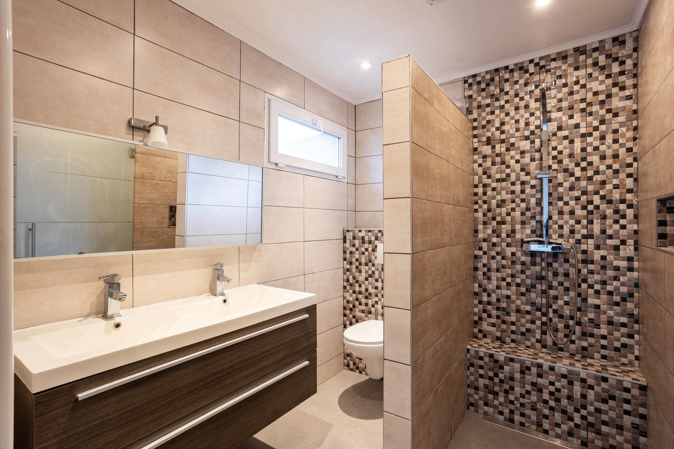 Gerenoveerde woning met 3 slaapkamers en terras. foto 9