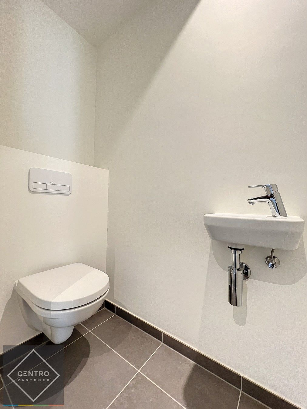 Prachtig geschilderd NB-appartement met RUIM zonneterras (26m²) aan het BEGIJNHOF,  pal in het CENTRUM van Kortrijk ! Aankoop aan 6% BTW mogelijk! foto 4