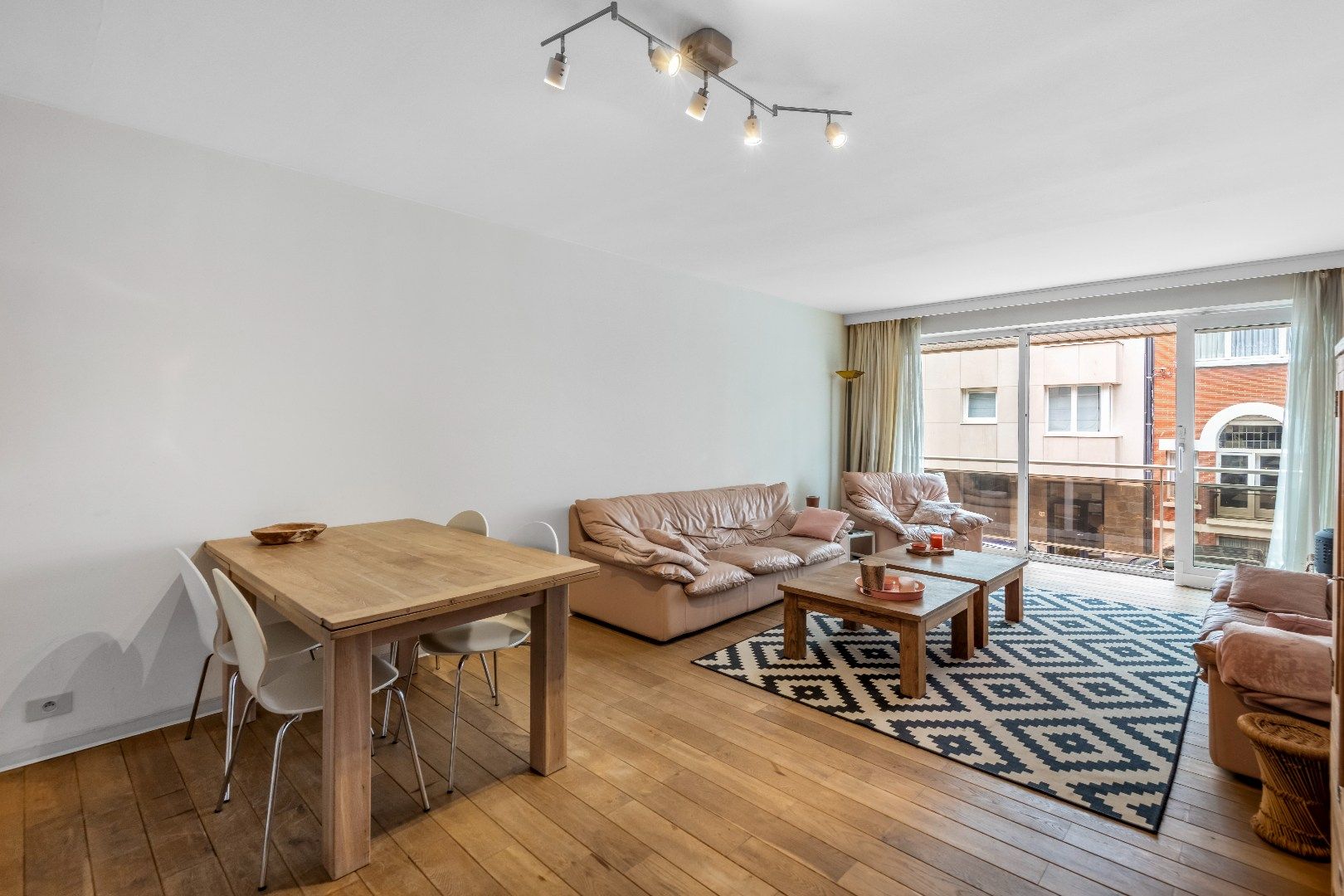 Appartement met zijdelings zeezicht  en zicht op de Kustlaan en met een ruim terras. foto 7