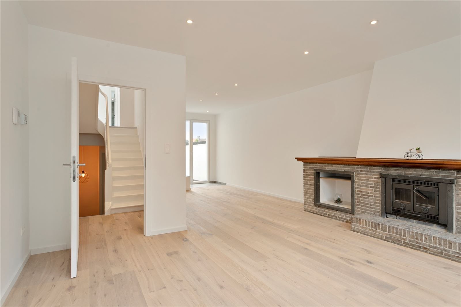  RUIM - KARAKTERVOL TRIPLEX appartement met 4 SLPK | vlakbij Berchem station. foto 5