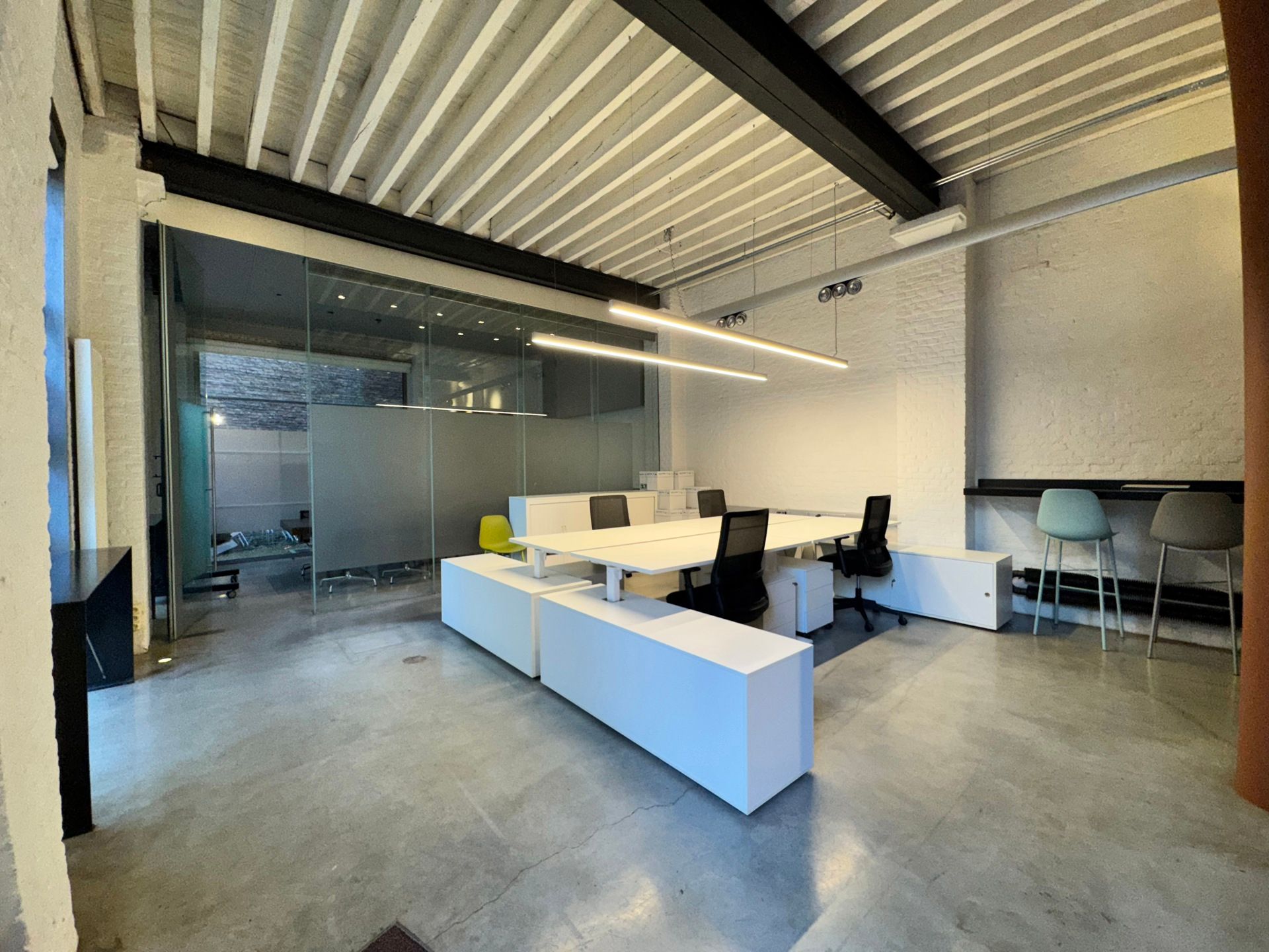 Instapklaar kantoor in loftstijl te huur te Antwerpen! foto 2
