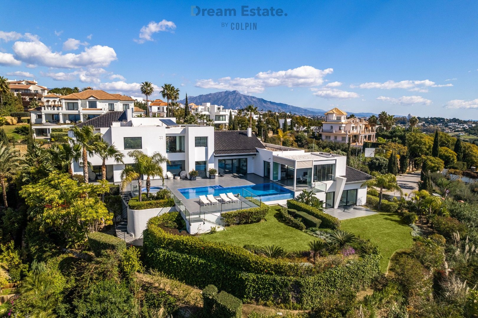 Prachtige villa met panoramisch uitzicht op zee te Los Flamingos Golf Resort, Benahavis. foto 2