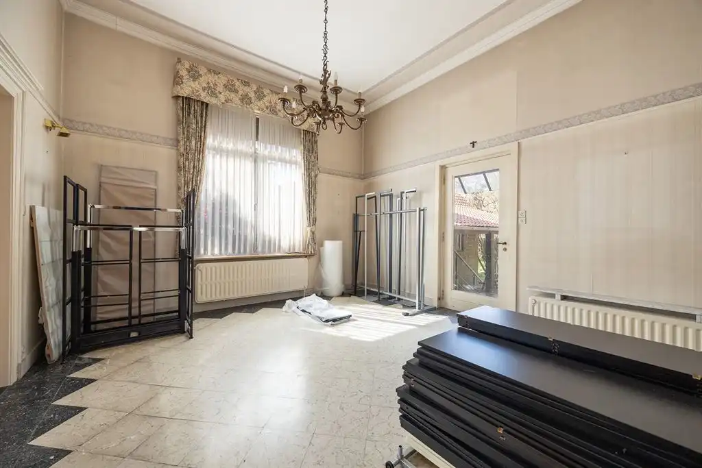 Unieke herenwoning met veel potentieel foto 12
