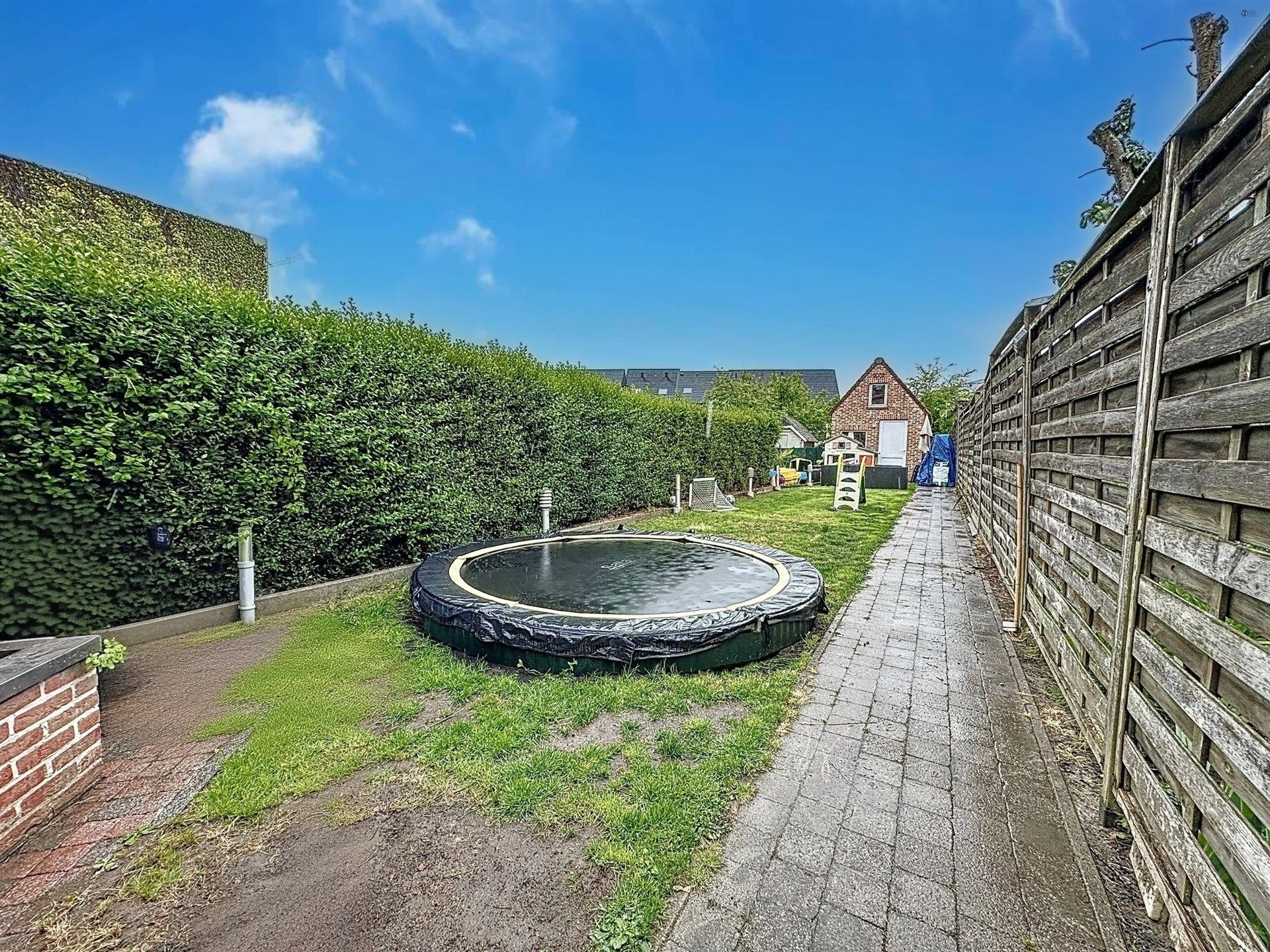 Instapklare woning met 3 slaapkamers en gezellige tuin op perceel van 310m². foto 2