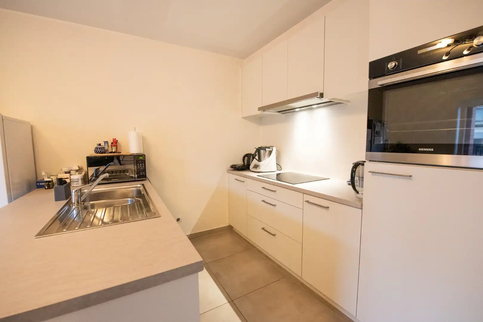 Instapklaar lichtrijk appartement met 2 slaapkamer, garagebox en zéér ruim terras! foto 5