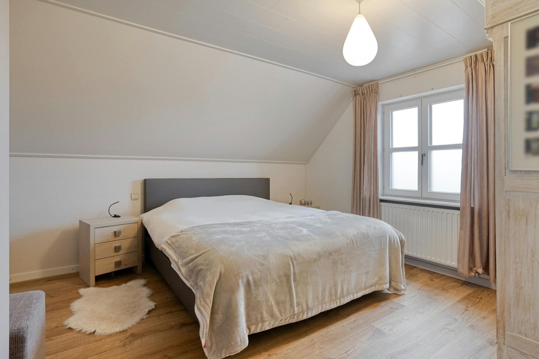 Landelijke woning met 4 slaapkamers op 2.772m² te Beauvoorde. foto 8