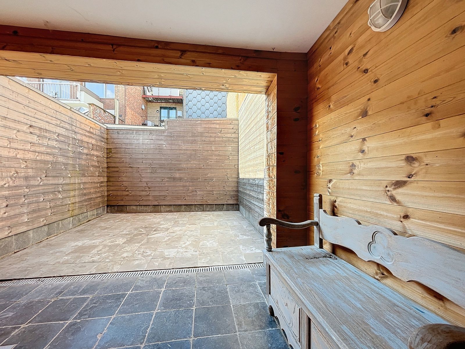 Instapklare bel-etage met ruim terras nabij de Grote markt! foto {{pictureIndex}}