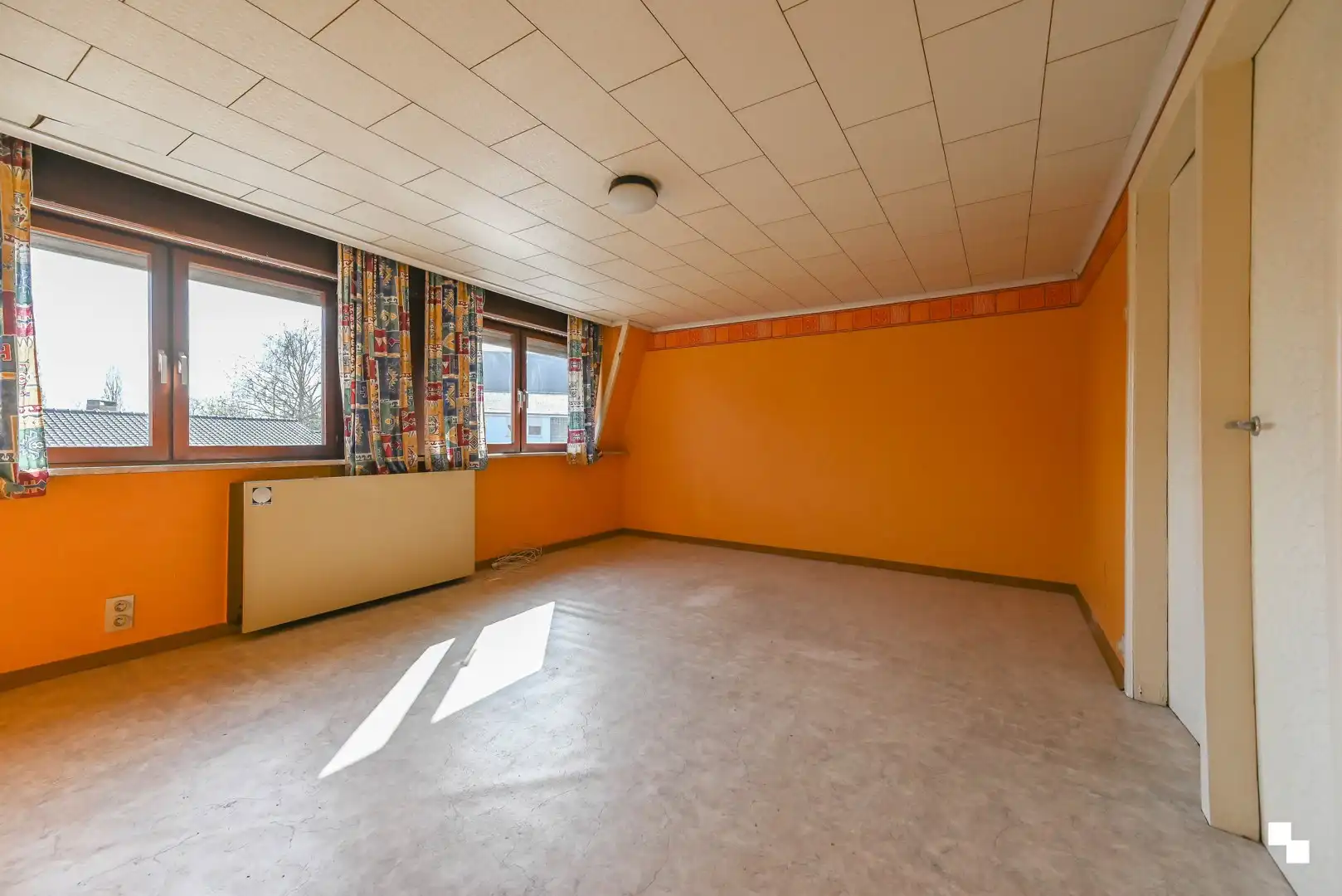 Totaal te renoveren woning met riante garage te Bosmolens foto 14