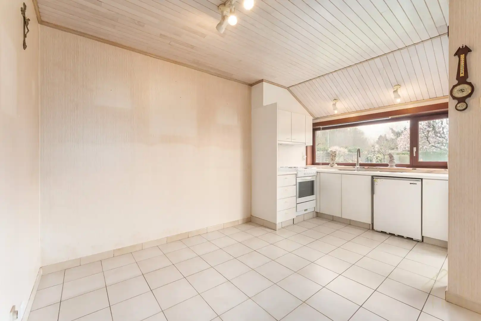 Vrijstaande woning met zonnige tuin en veel potentieel in rustige straat te Wevelgem foto 8