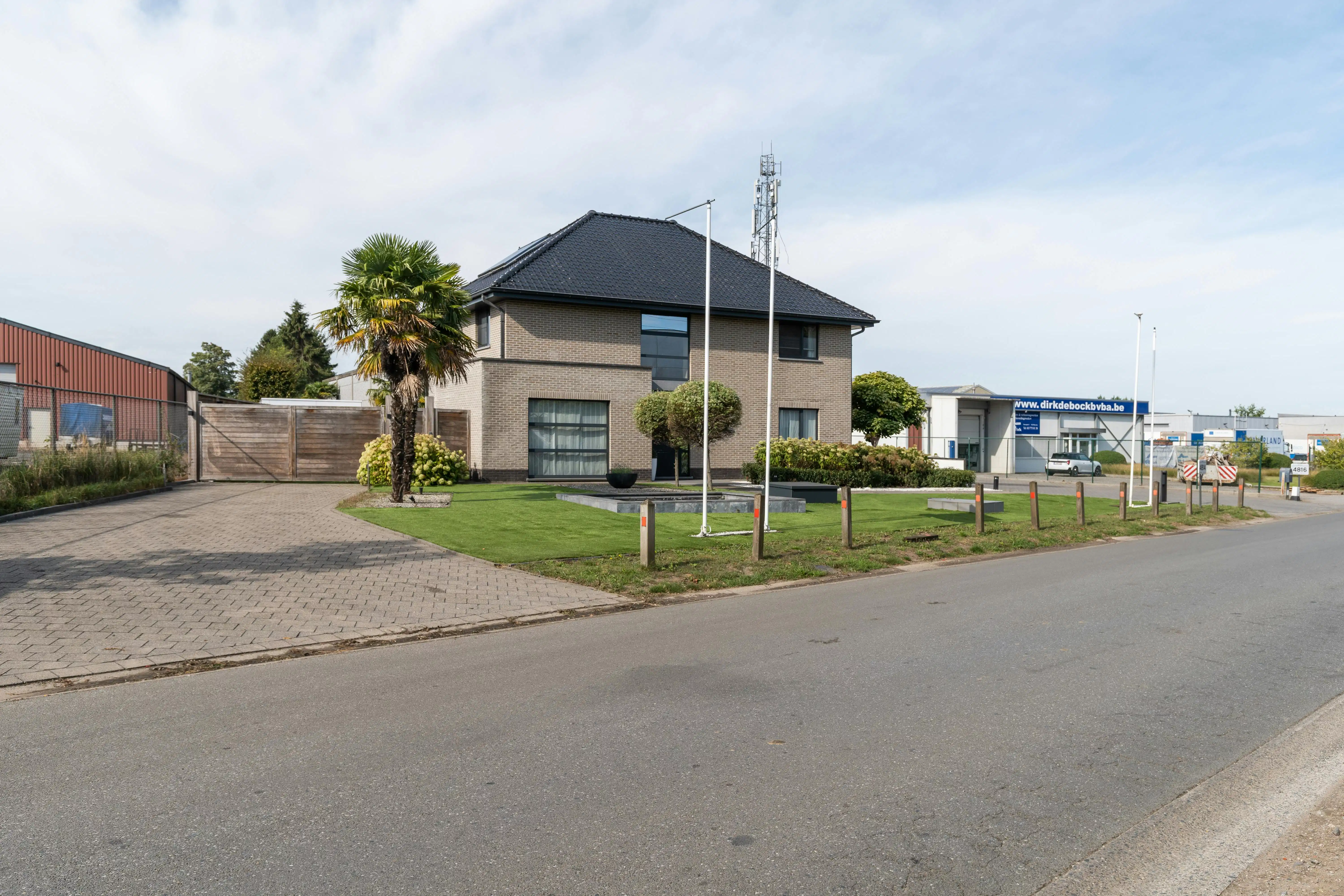 Luxe villa met exclusieve tuin en 600m2 magazijn in KMO-zone foto 36