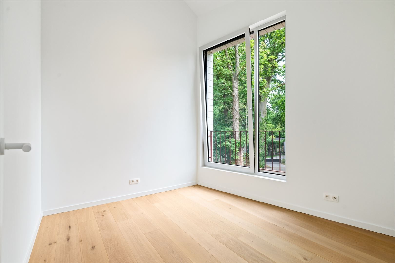 Luxe nieuwbouwappartement met terras, tuin en parking. foto 16