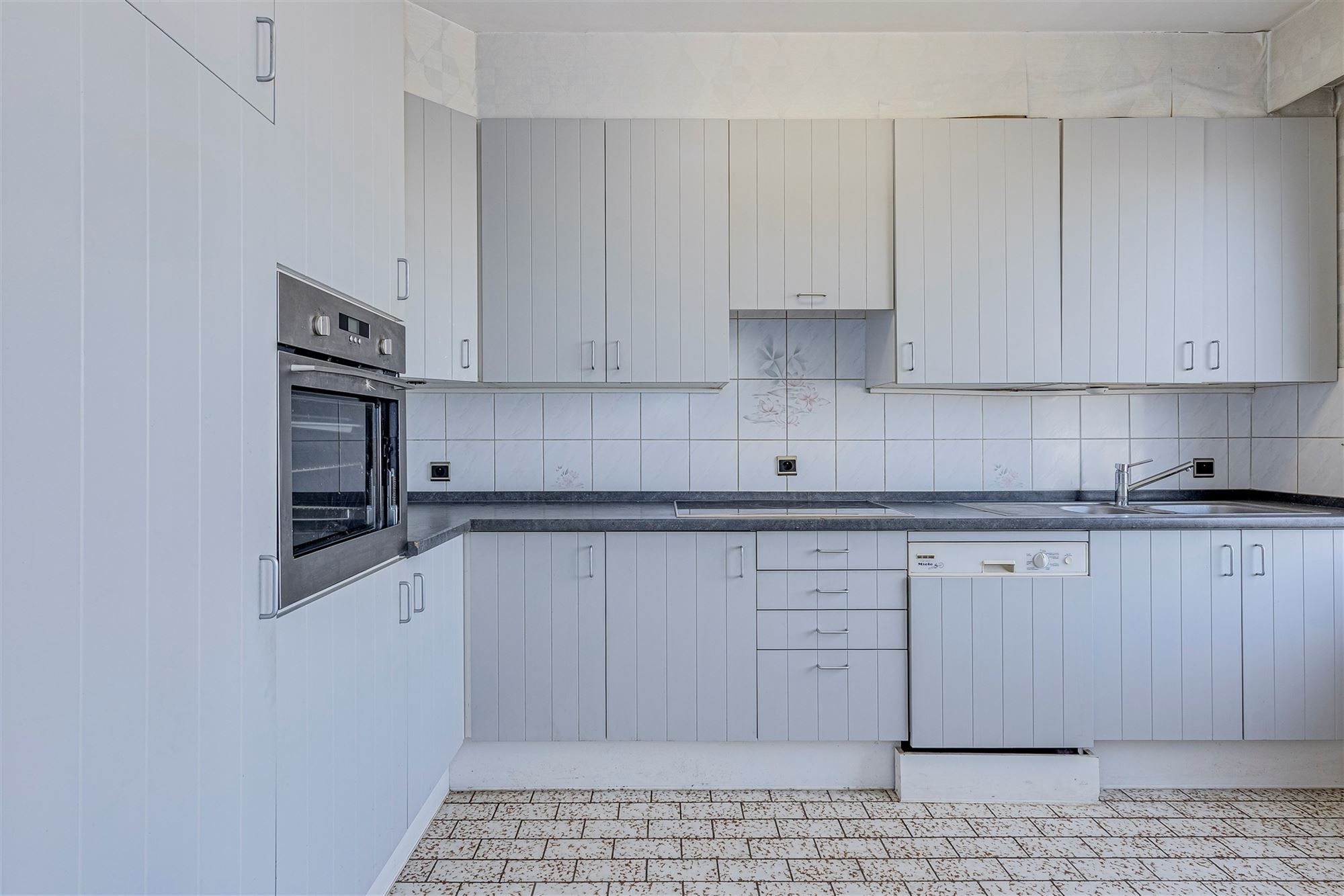 Ruim op te frissen 2 slk appartement met terras foto 7