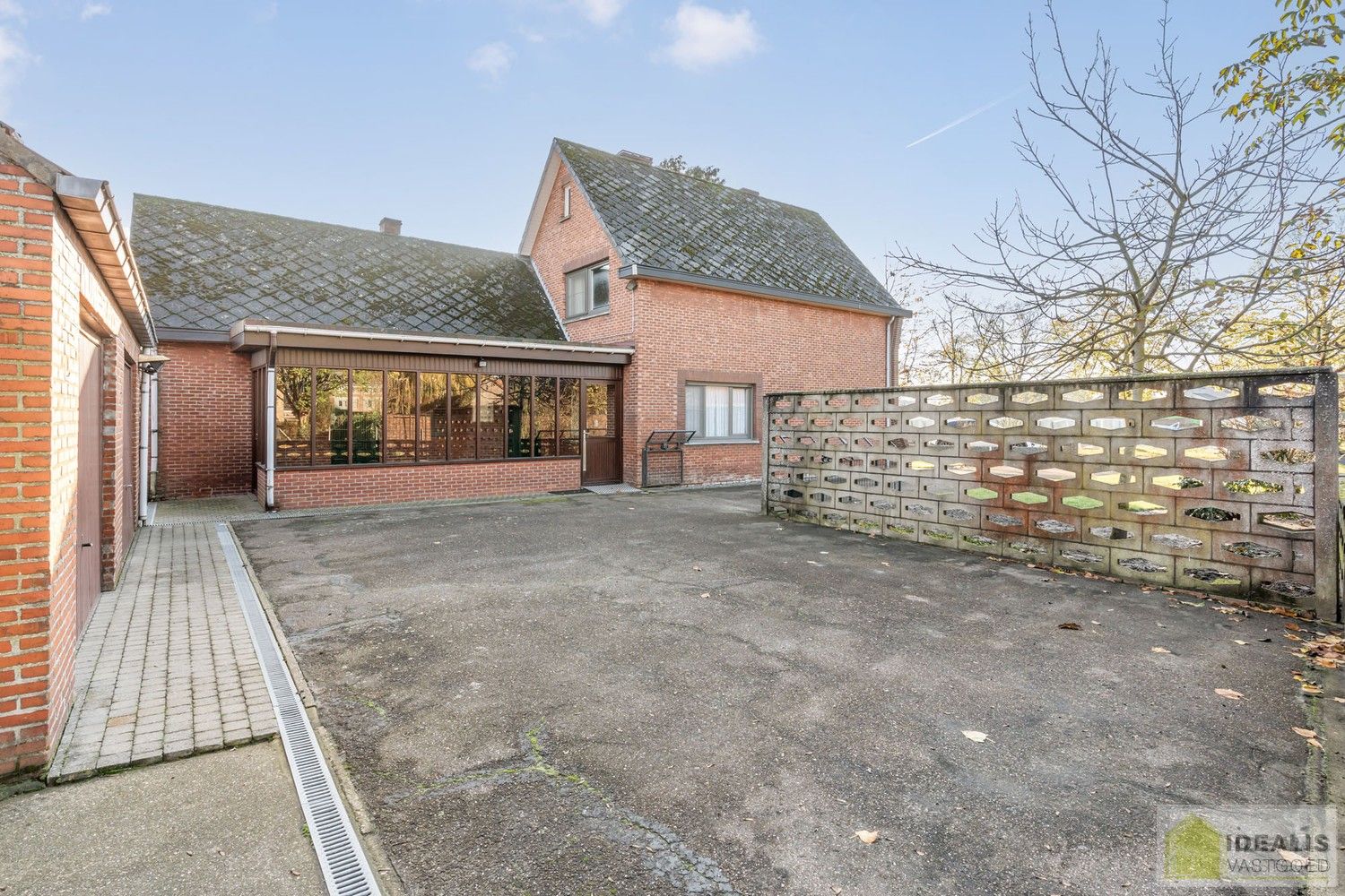 TE RENOVEREN WONING NABIJ HET CENTRUM VAN WIJCHMAAL, PEER OP EEN PERCEEL VAN  MAAR LIEFST 12A 5CA – DE WONING OMVAT EEN OPEN LEEFRUIMTE MET VEEL LICHTINVAL, KEUKEN MET AANSLUITEND EETKAMER, 3 SLAAPKAMERS, BADKAMER, VERANDA EN TWEE RUIME OPSLAGRUIMTES/WERKPLAATSEN – Een praktisch ingedeelde woning op een ruim perceel nabij het centrum van Peer! Dé perfecte zet voor zij die op zoek zijn naar een te renoveren woning met veel mogelijkheden op een rustige locatie in Wijchmaal, Peer! foto 22