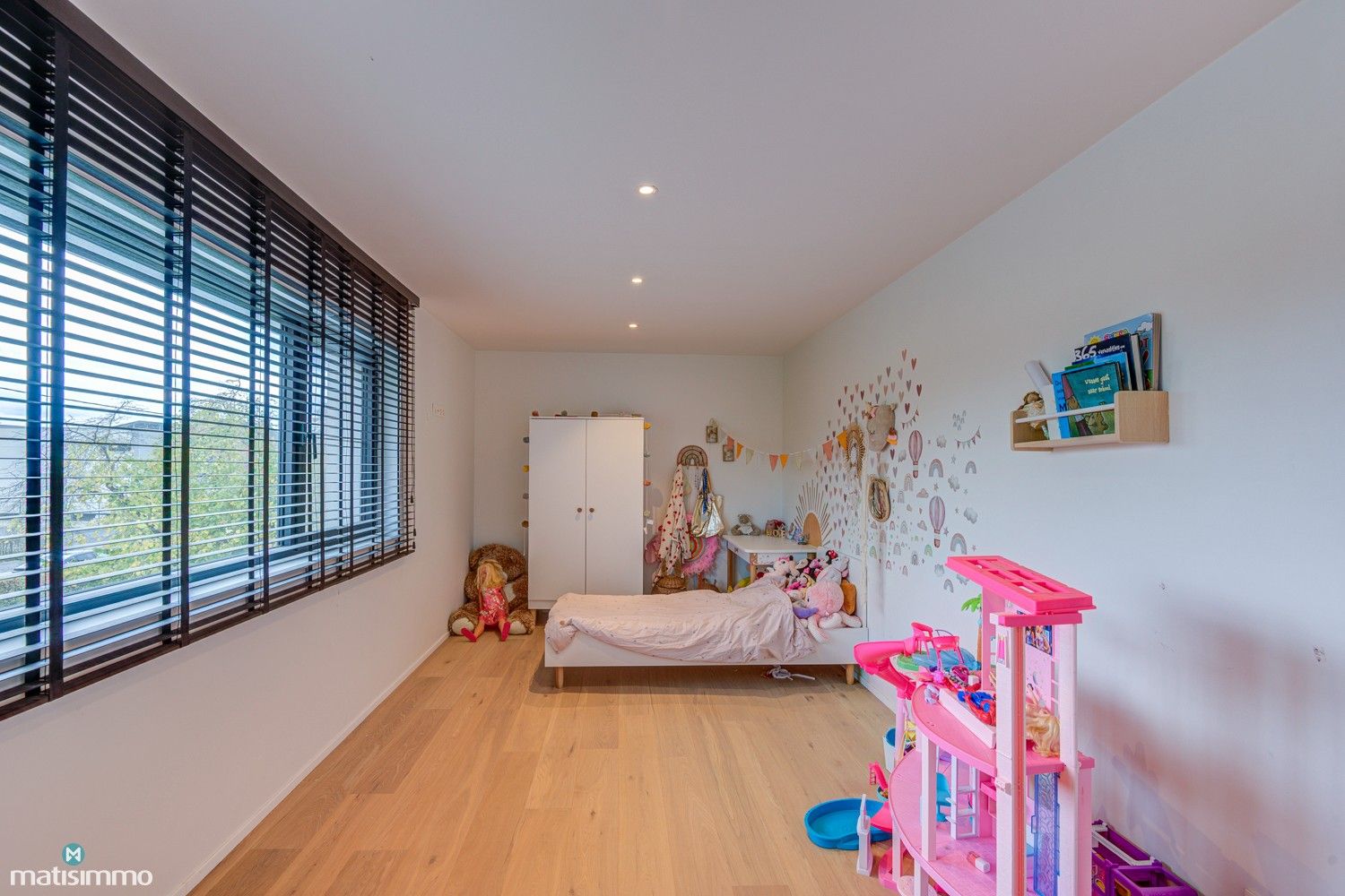 MODERNE VILLA MET INGEBOUWD ZWEMBAD, 3 SLAAPKAMERS EN PRAKTIJKGEDEELTE IN RUSTIGE OMGEVING TE WELLEN foto 24