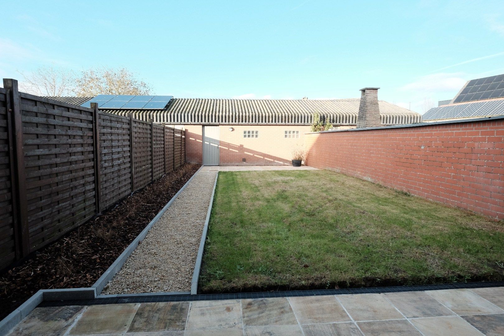 Vernieuwde rijwoning met tuin en grote garage foto 7