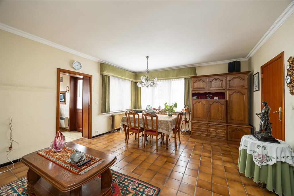 Renovatiewoning met 3 slaapkamers op uitstekende locatie foto 2