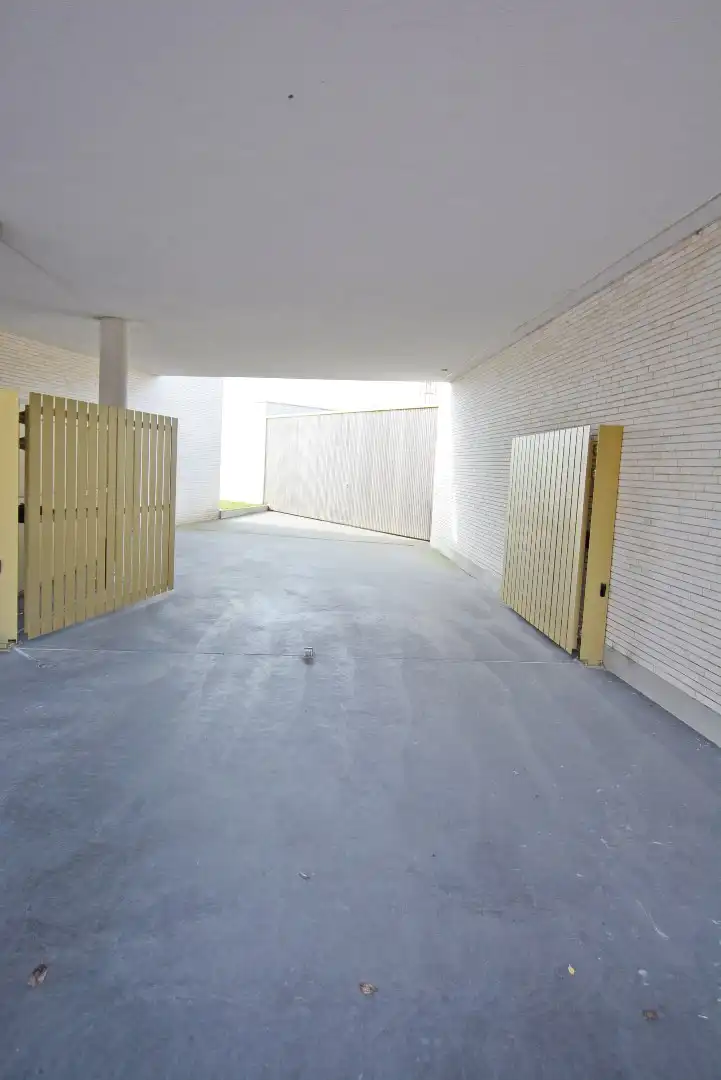 Ruime en zeer centraal gelegen garagebox . foto 6