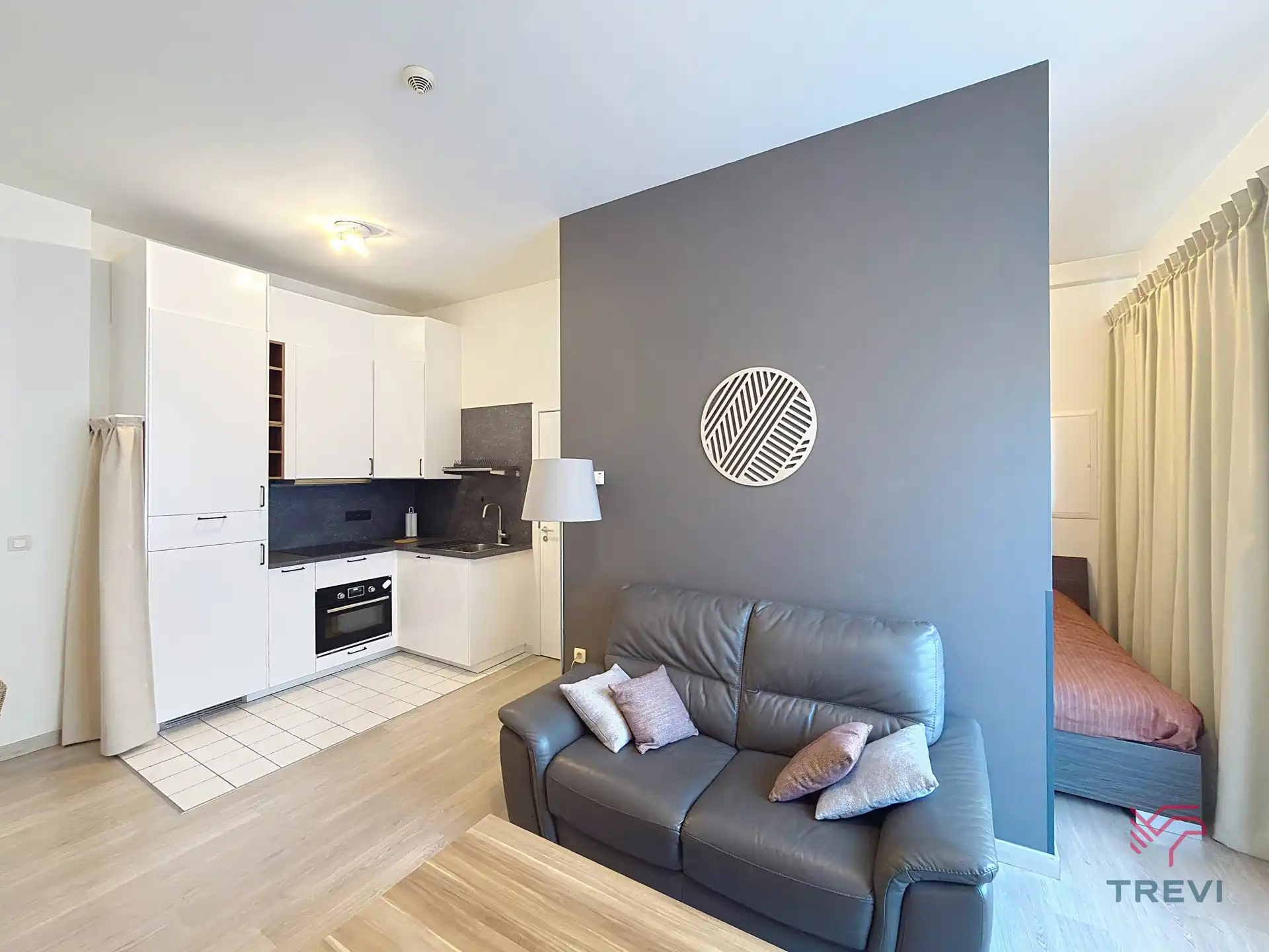 GEMEUBILEERDE STUDIO MET SLAAPHOEK NABIJ TOUR & TAXIS ! foto {{pictureIndex}}