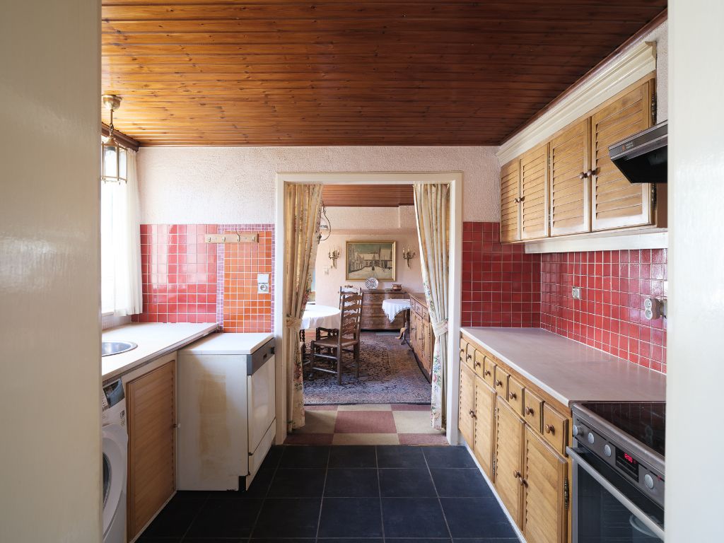 Op te frissen, karaktervolle art déco herenwoning naar de hand van architect J. Hebbelynck met aangename stadstuin met bijzonder veel potentieel. foto 8