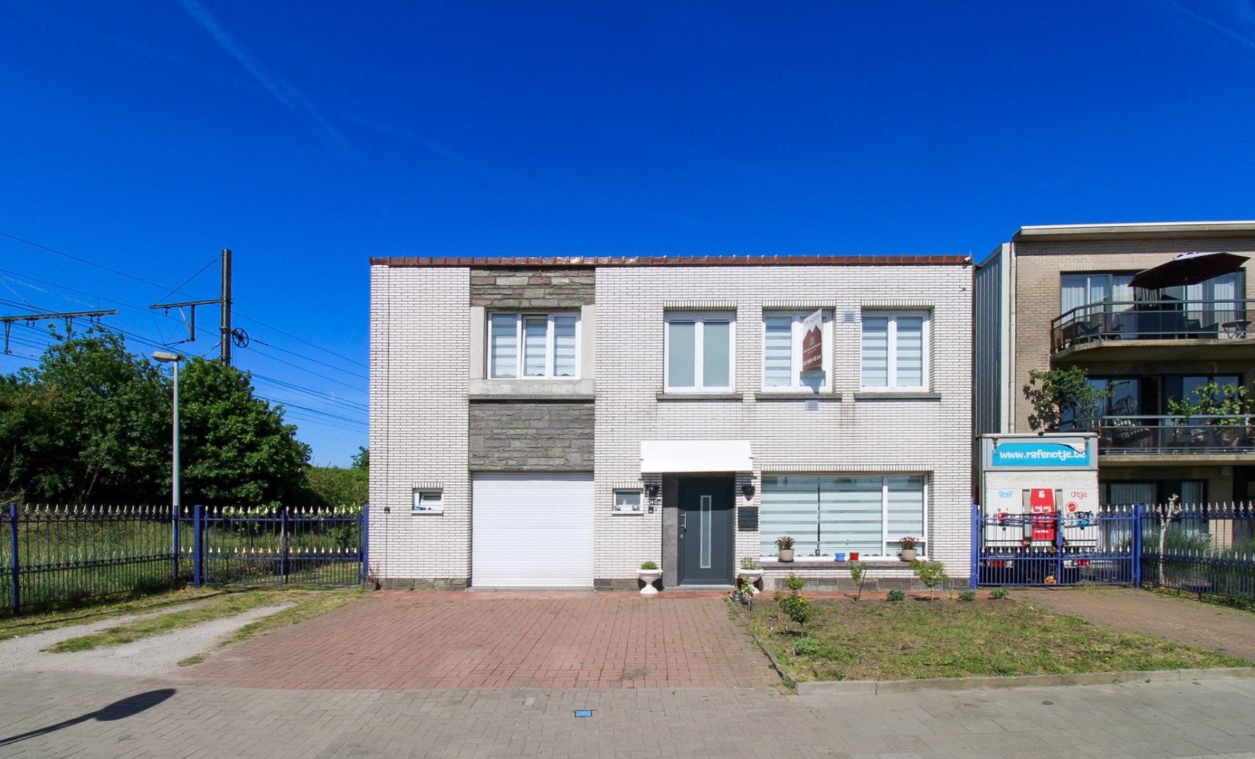 Te koop in Sint-Niklaas: ruime halfopen bebouwing met 4 slaapkamers, dubbele oprit en een grote, uitgestrekte zuidgerichte tuin – ideaal voor gezinnen! foto 2