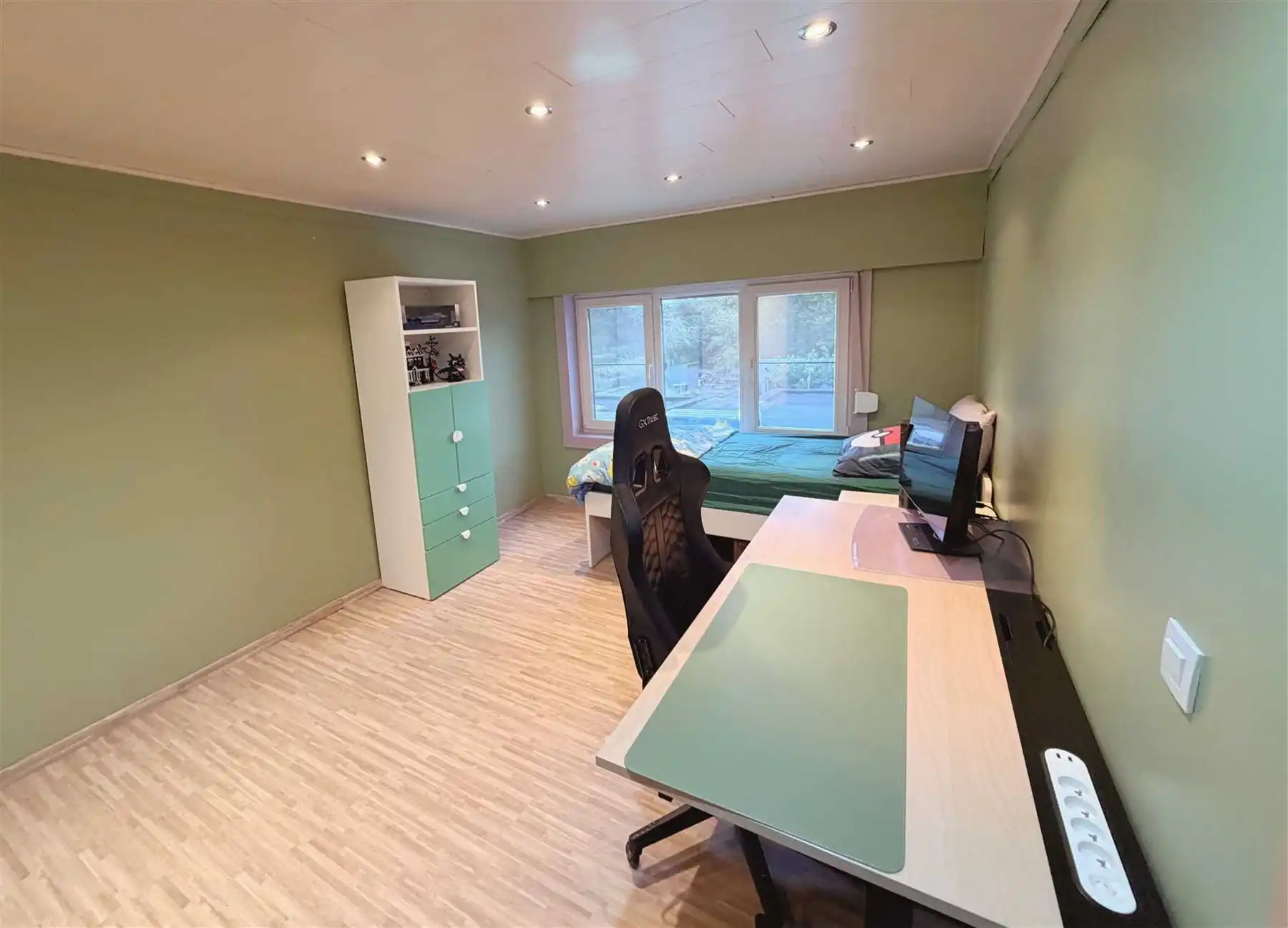 Ruime rijwoning met 3 slk's, tuin en polyvalent bijgebouw. foto 9