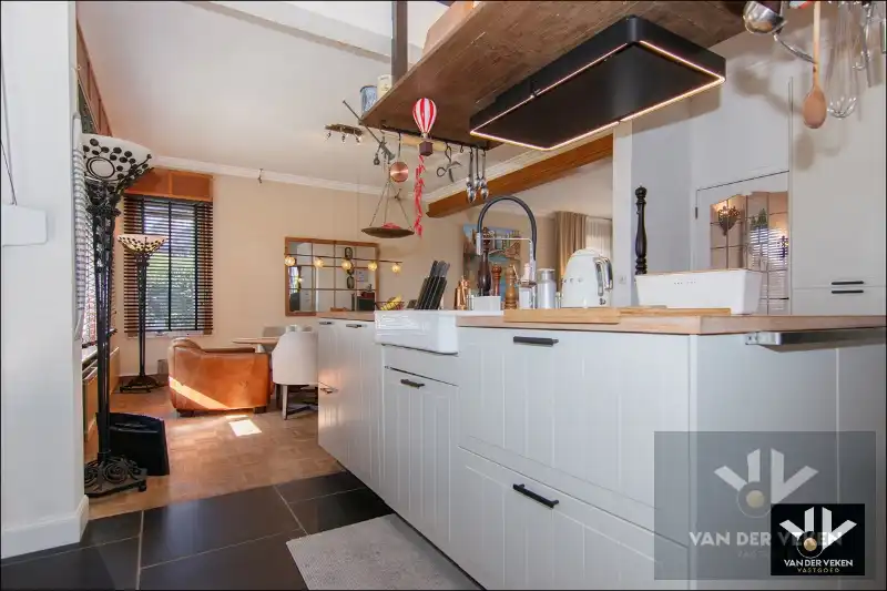 GROTENDEELS GERENOVEERDE GEZINSWONING foto 12