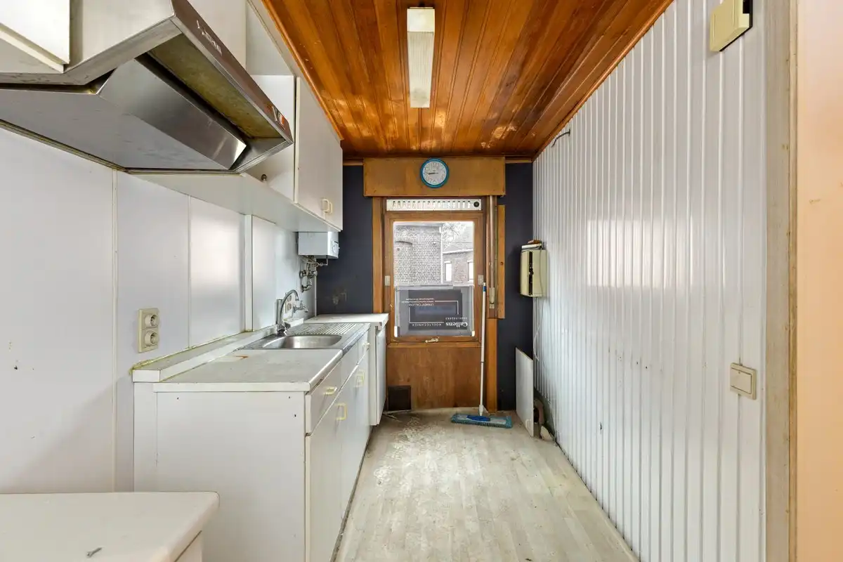 Te renoveren rijwoning met achterliggend groot magazijn! foto 8