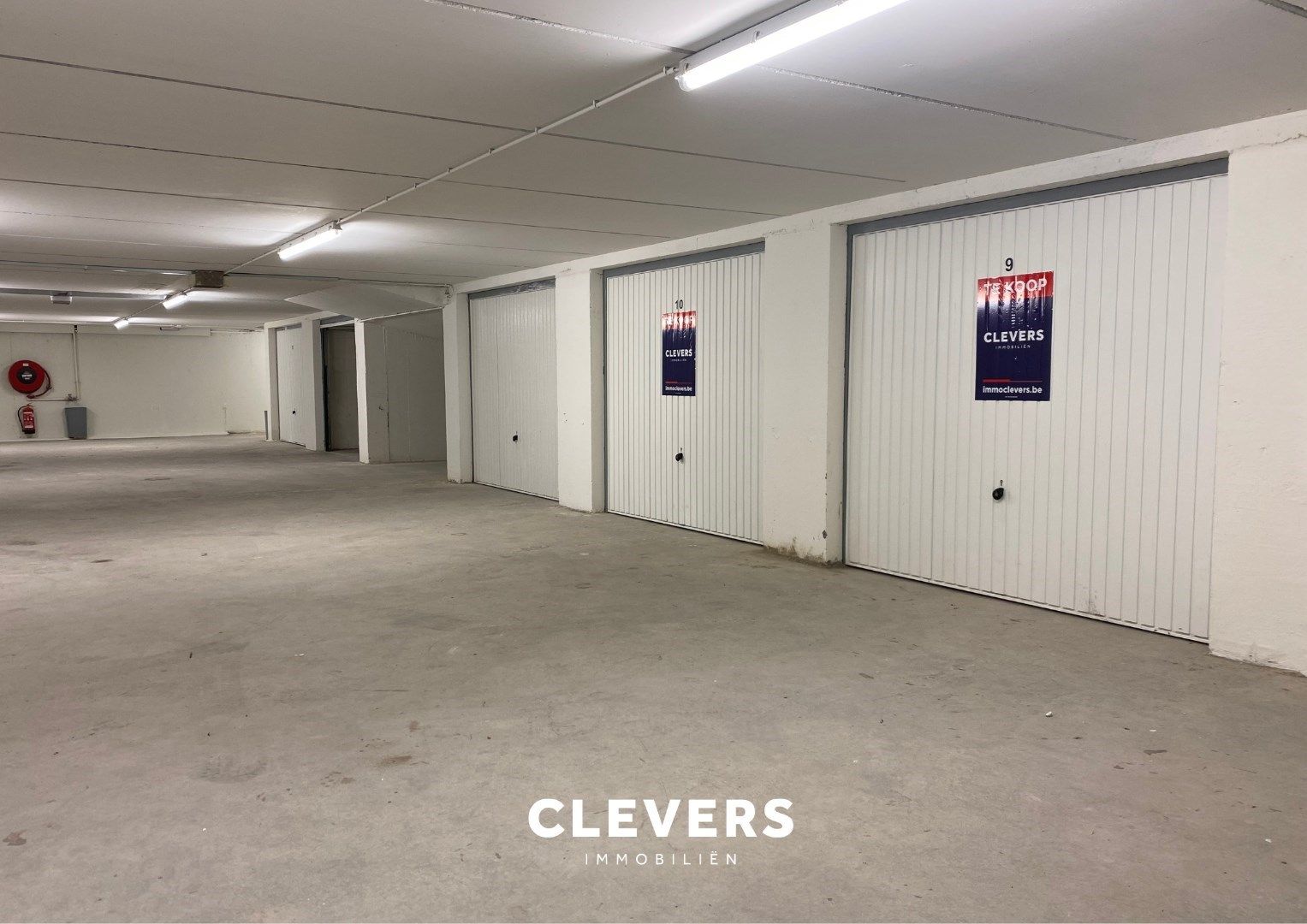 Grote garagebox voor 2 wagens gelegen in klein garagecomplex foto 5