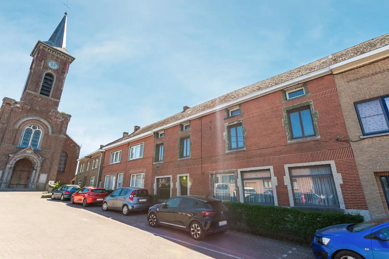 Te renoveren eigendom (317 m²) met veel potentieel, ruime tuin (6a 42ca) en dubbele achterliggende carport met toegang tot de achterliggende straat in Kester foto 2