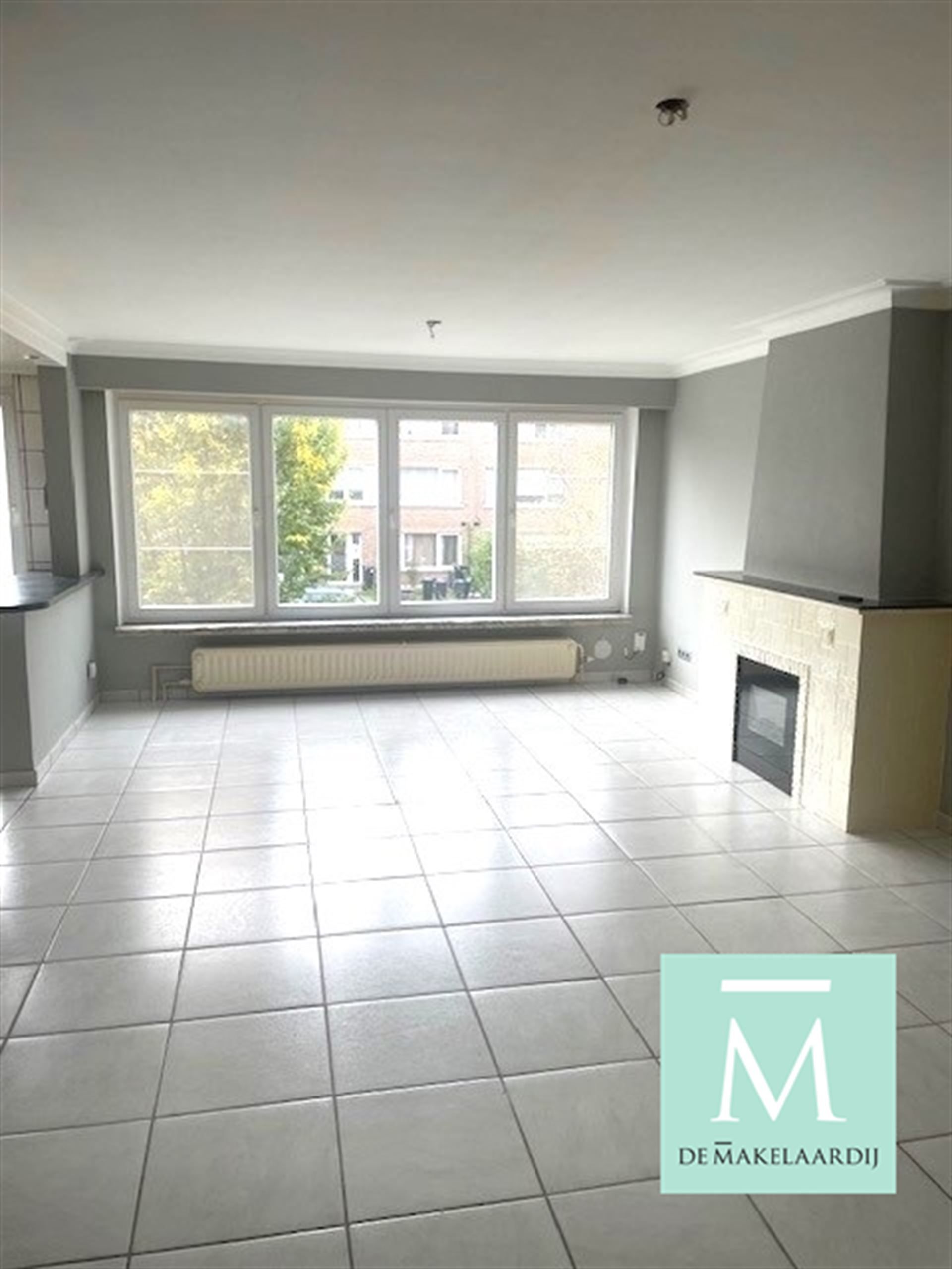 Mooi gelegen, instapklaar appartement met 2 slaapkamers en klein terrasje achteraan! foto 4