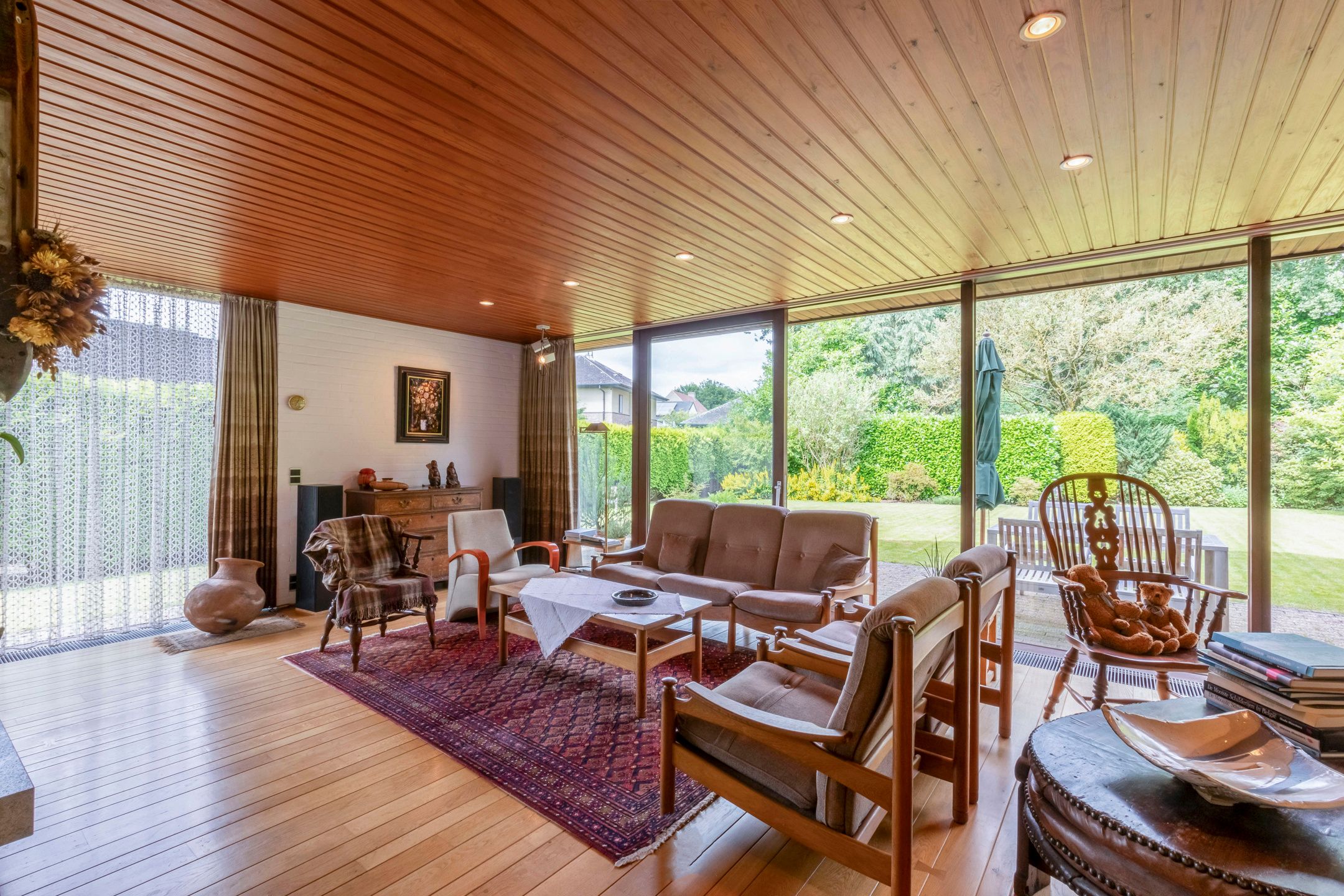 Jaren zeventig villa op prachtig perceel foto 5