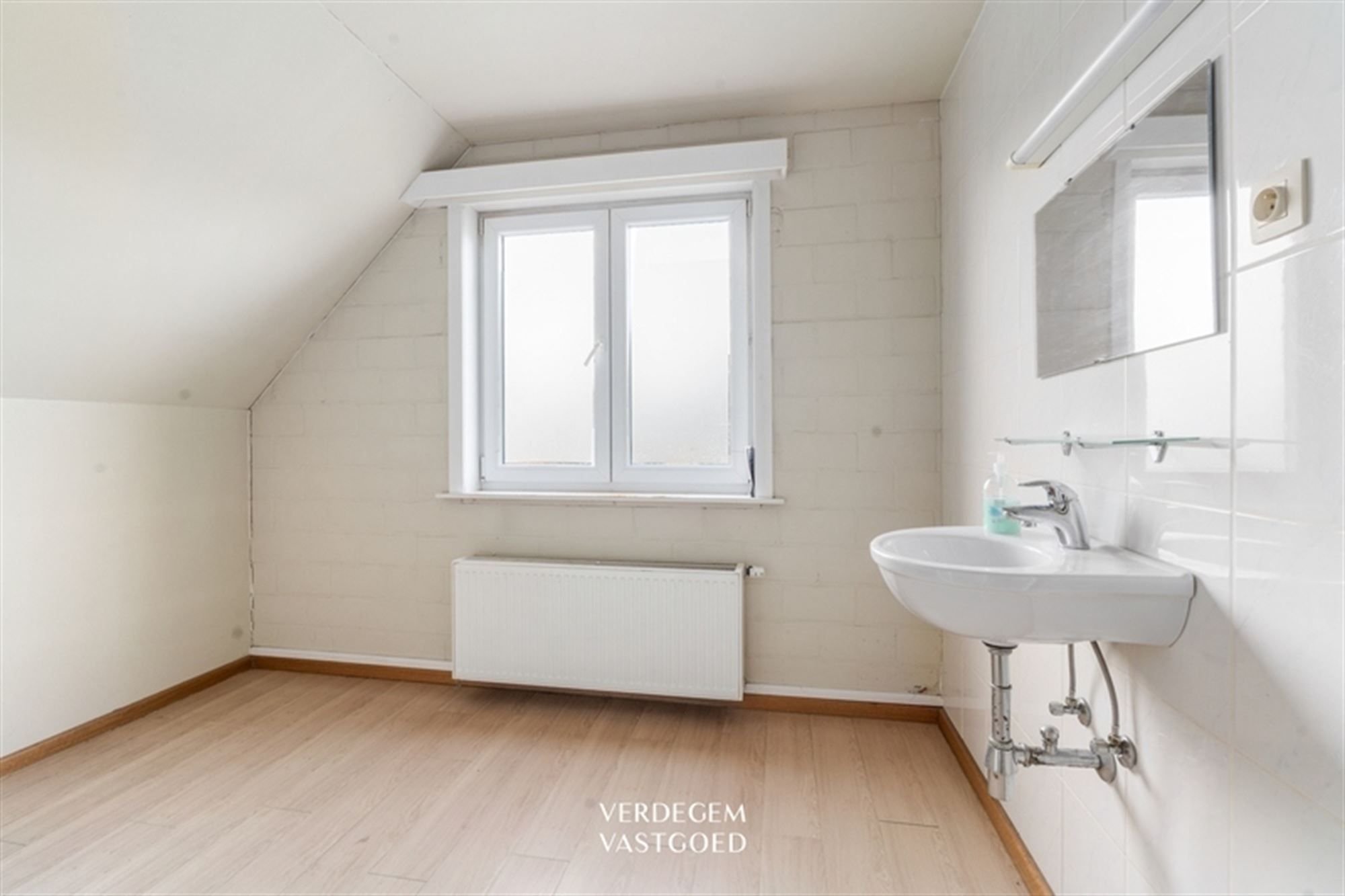 Rustig gelegen, vrijstaande woning met 6 slaapkamers op mooi perceel foto 17