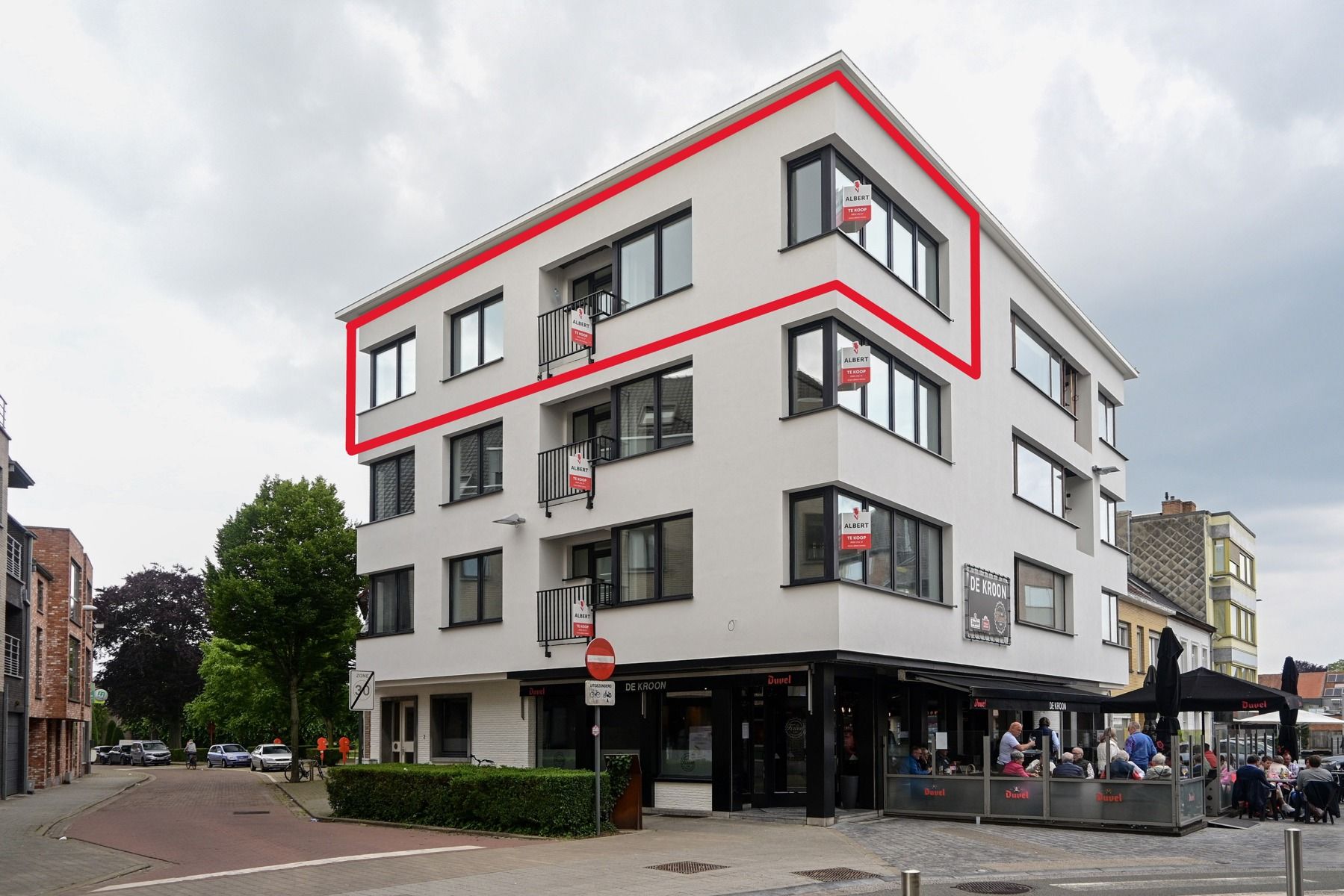 Prachtig gerenoveerd appartement aan de Markt in Gistel. foto 8