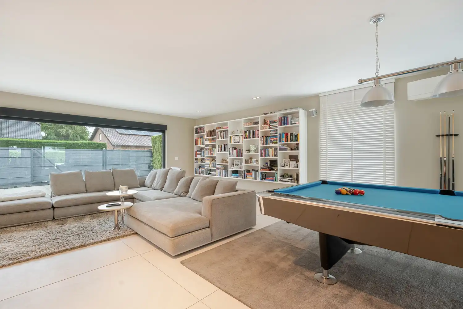 Exclusieve recente villa met verwarmd zwembad, vier garages en inclusief bouwgrond van 10a in een groene omgeving foto 17