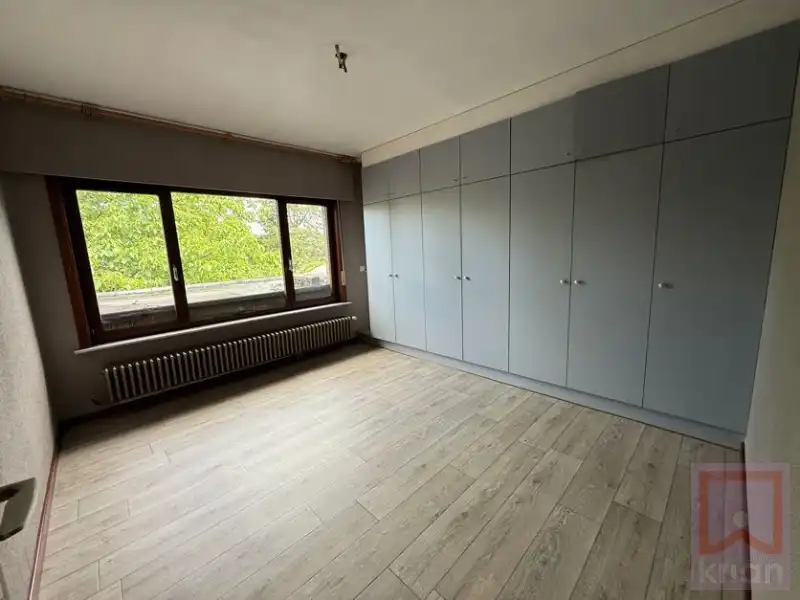 Ruime woning met tuin, 2 grote garages en kelder op 688m²! foto 16