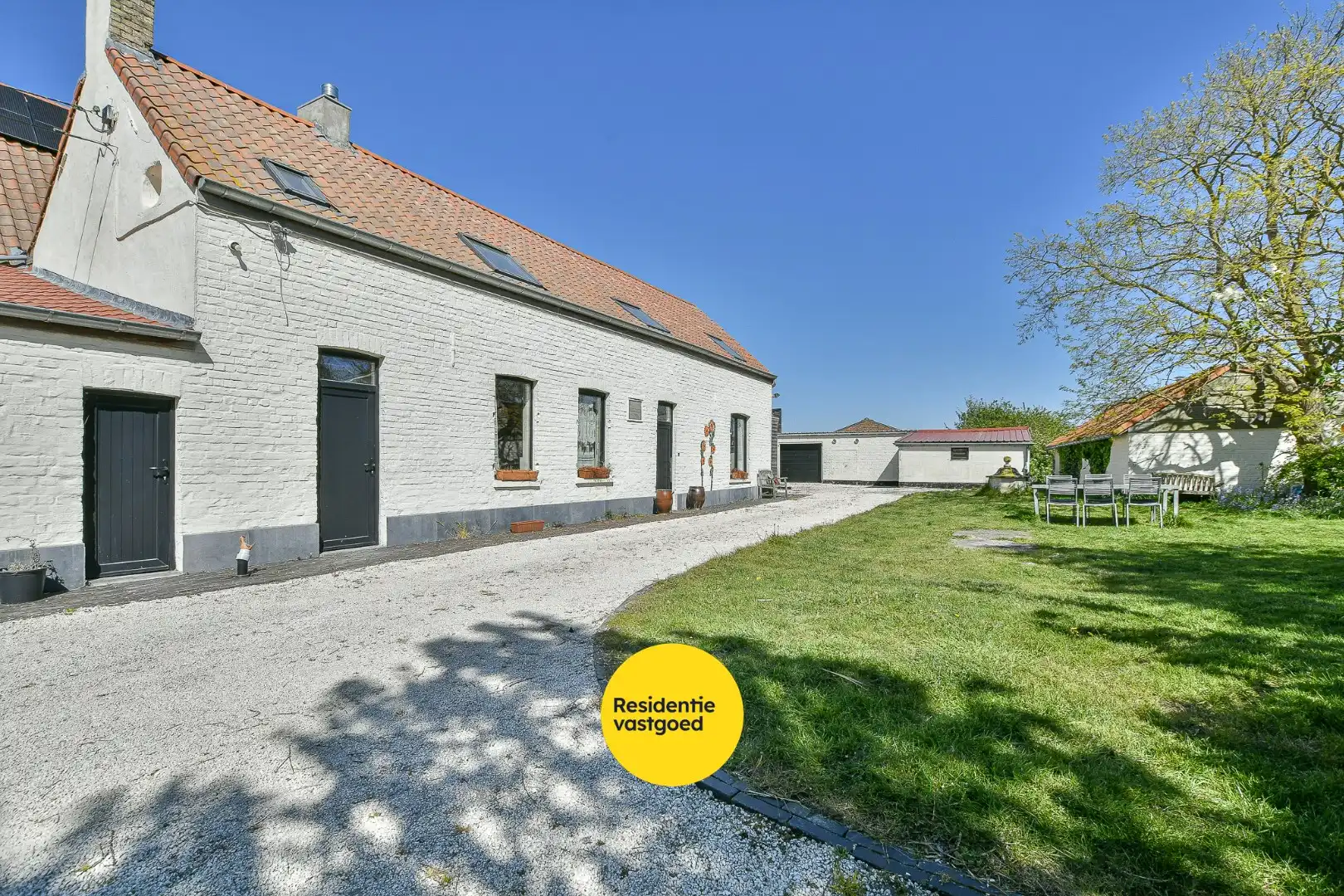 Authentieke hoeve met bouwland, stallen en bijgebouwen op unieke landelijke ligging tussen De Haan en Nieuwmunster foto 2