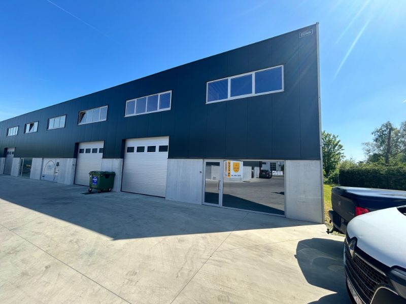Nieuwbouw KMO-unit met mezzanine te koop in Lede – uitstekende ligging foto {{pictureIndex}}