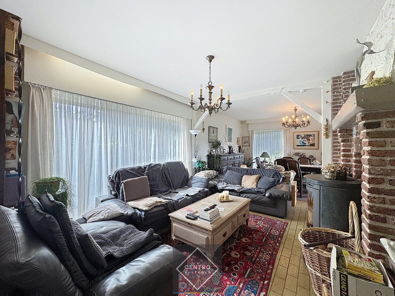 Verwarmd en geïsoleerd MAGAZIJN (250m²) met een te renoveren BUNGALOW (5 slpkms en garage) op AAA-locatie (op 1 km van afrit E40)! foto 2