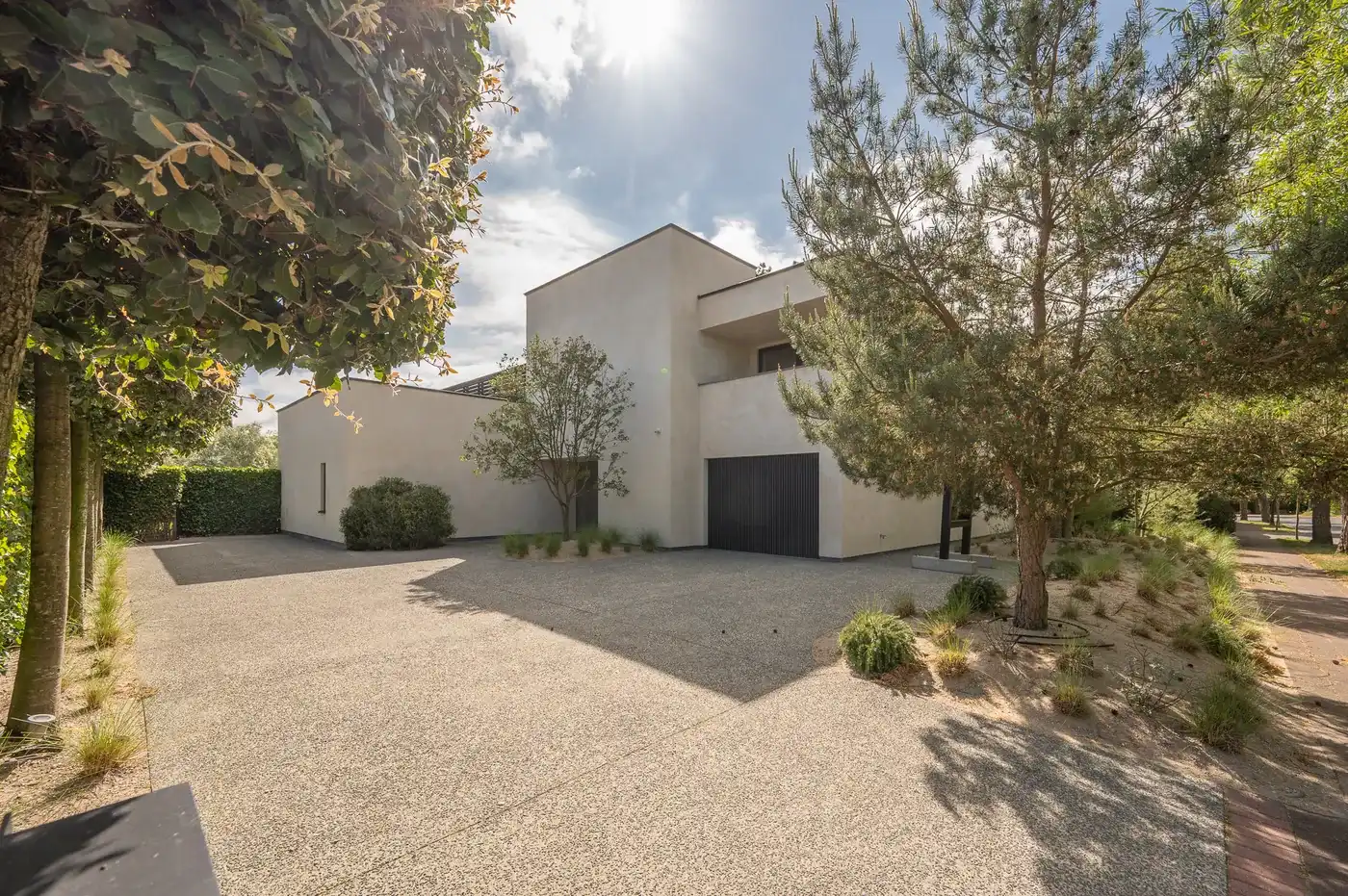 Luxueus gerenoveerde villa met zwembad op een toplocatie in een rustige residentiële wijk van het Zoute. foto 39