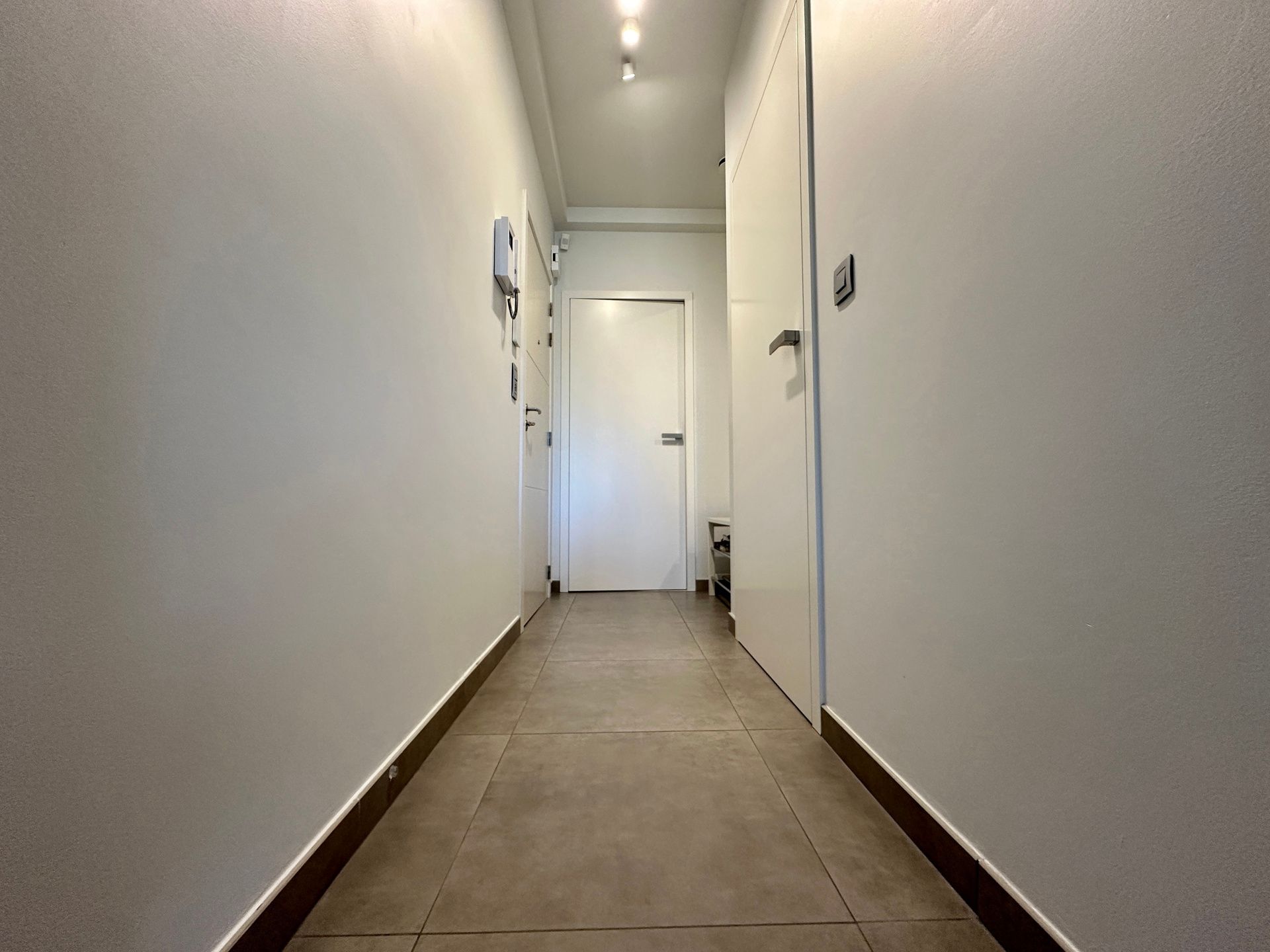 Vernieuwd gelijkvloers appartement met 2 slpk foto 2